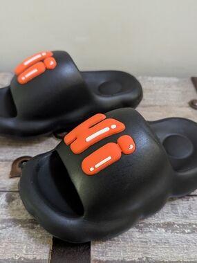 Kids Cloud Slides Slippers Flip Flops Black "Hi" Size 2